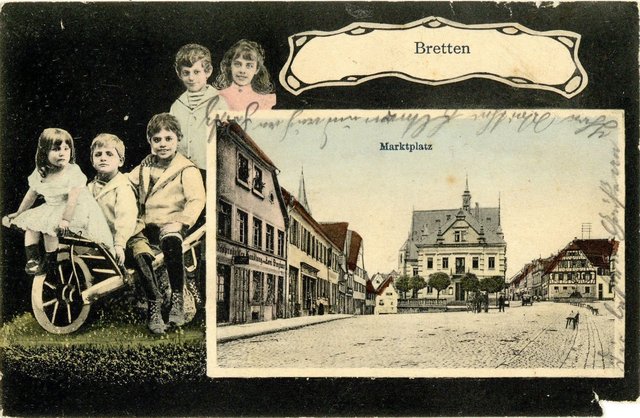 Politisches Statement der Kaiserzeit: Ganz auf ein dekoratives Element verzichten wollten die Gestalter dieser dezent kolorierten Karte von 1907 noch nicht. Aber die fotografierte Kindergruppe und der Verzicht auf die bisherige Grußformel lassen sie nüchterner erscheinen. Zugleich transportieren die Matrosenanzüge der Jungs eine politische Botschaft: den Anspruch des Kaiserreichs als europäische Kolonialmacht. Und: Damals lebte der jüdische Händler Levi Dreifuss noch unbehelligt am Marktplatz, wie das erste | Foto: Stadtarchiv Bretten