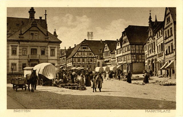 Durchbruch für die Fotografie: Erstmals beansprucht 1912 die Fotografie den gesamten Bildraum. Ein mutiger Schritt, der durch das Motiv, die malerische Szenerie eines Brettener Markttages, voll gerechtfertigt erscheint. | Foto: Stadtarchiv Bretten
