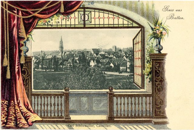 Vorhang auf für die Fotografie: Farbig ist 1906 nur noch die phantasievolle Kulisse des gezeichneten Balkonzimmers, das den Blick auf die eigentliche Innovation lenkt – eine reale Stadtansicht in Form einer Schwarz-weiß-Fotografie. | Foto: Stadtarchiv Bretten