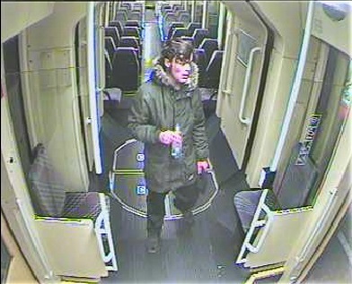 Nach einer brutalen Attacke am Bahnhof in Bretten fahndet die Polizei jetzt mit Bildern einer Überwachungskamera nach dem Täter.