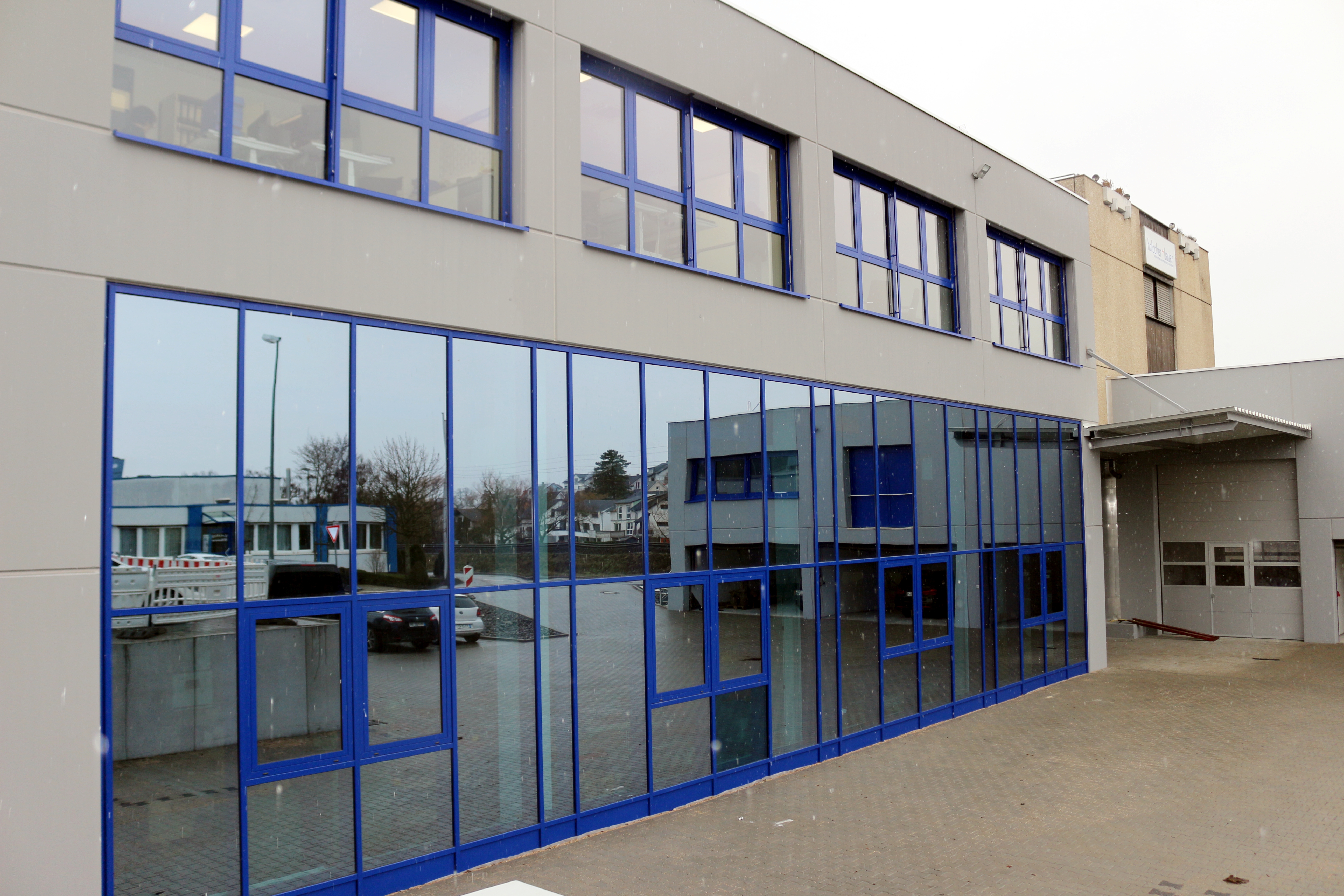 10Bereits zum fünften Mal arbeiteten die Firmen Stock aus Ötisheim und Harsch aus Bretten zusammen. Entstanden ist ein für die Zukunft gewappnetes Produktions-gebäude – hier der Blick vom Innenhof auf die Außenfassade.