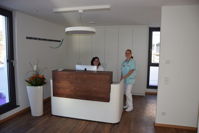 Seit Montag in Betrieb: Der Empfang der zahnärztlichen Gemeinschaftspraxis Dr. Urban im Haus der Gesundheit in Jöhlingen. Foto: ch