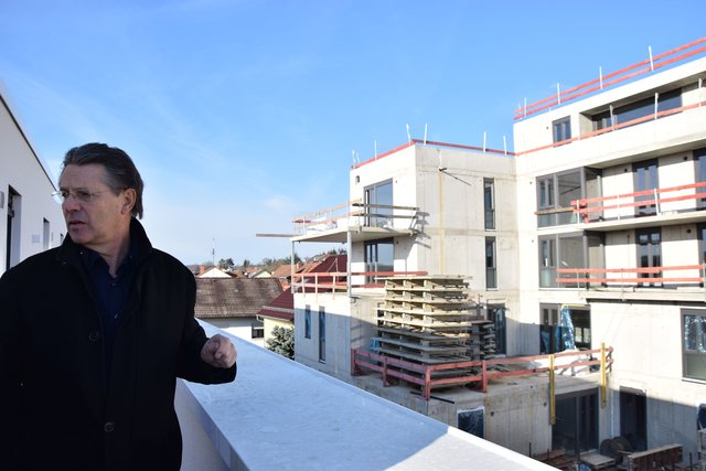 ACE-Geschäftsführer Engelbert Müller im zweiten OG des Hauses der gesundheit mit Blick auf den zweiten Bauabschnitt, das Haus der Pflege. Foto: ch