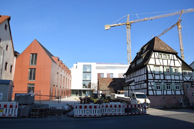 Das künftige Haus der Gesundheit in Jöhlingen: Im braunen Giebelbau (links) sind im EG die Bäckerei mit Café und darüber (noch freie) medizinische Räume sowie das Yogastudio untergebracht, im weißen Gebäude im Hintergrund residieren im EG die Therapiepraxis, in den oberen Etagen eine Arzt- und eine Zahnarztpraxis sowie ein AWO-Stützpunkt für ambulante Pflege.  Foto: ch