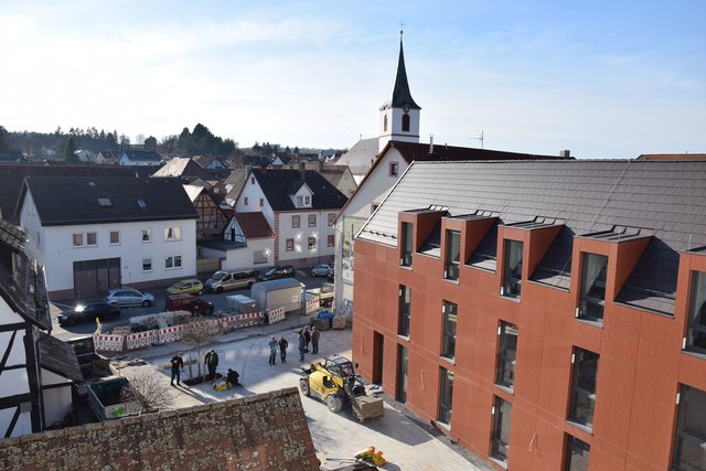 Blick vom zweiten Obergeschoss auf die Jöhlinger Straße in Richtung Martinskirche. Foto: ch