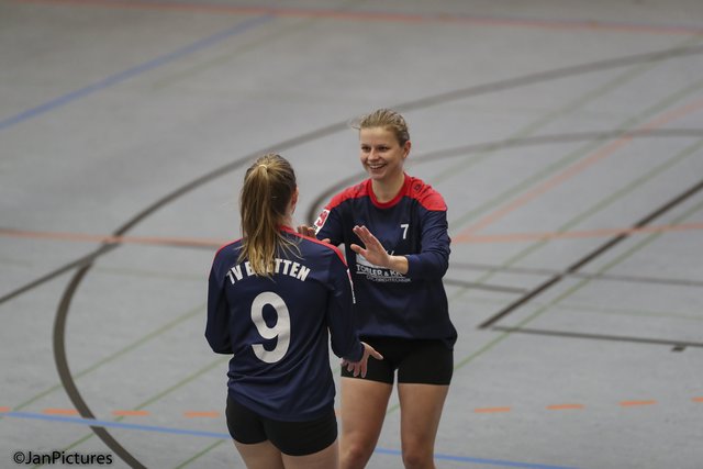 Die Nr. 7 des TV Bretten Sarah Fey recht, links Celine Jensen mit der Nr. 9