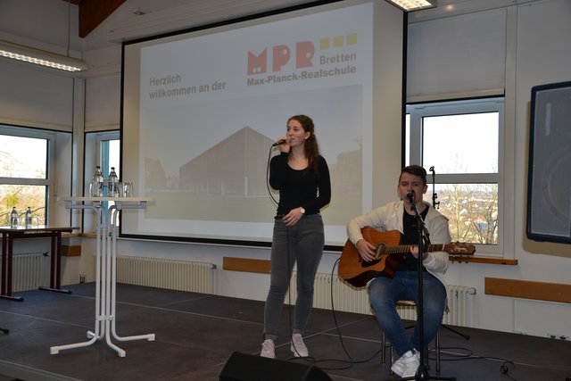 Mit einem rundum gelungenen musikalischen Auftakt von Mara Dörr und Sascha Trautz wurden die Gäste aus dem Landtag begrüßt.