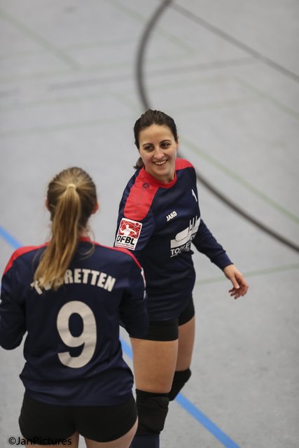 TV Bretten Captain Katharina Fien recht, links Celine Jensen mit der Nr. 9