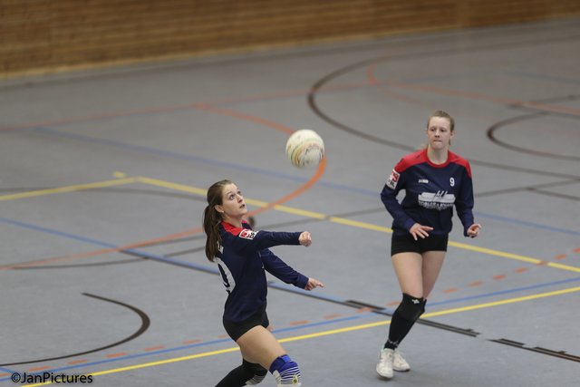 Die Nr. 9 des TV Bretten Celine Jensen rechts, links Teamkollegin Mona Müller