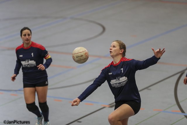 Die Nr. 7 des TV Bretten Sarah Fey, lins Katharina Fien