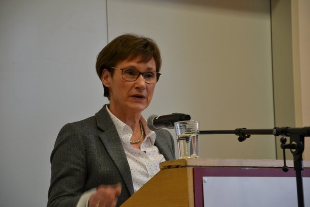 Landtagsvizepräsidentin Sabine Kurtz gab Schülern und Schülerinnen der Max-Planck-Realschule und der Beruflichen Schulen Bretten einen Einblick in ihre Arbeit.