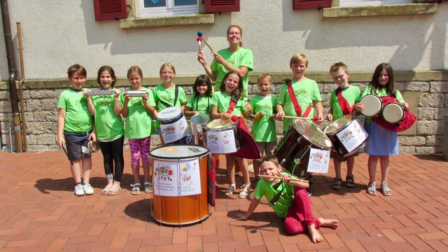 Astrid Wagner zusammen mit einigen der Trommelkindern der Rhythmus AG.