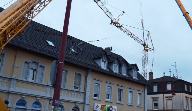 Ein Blick auf das beschädigte Dach eines der beiden getroffenen Gebäude. Foto: ch