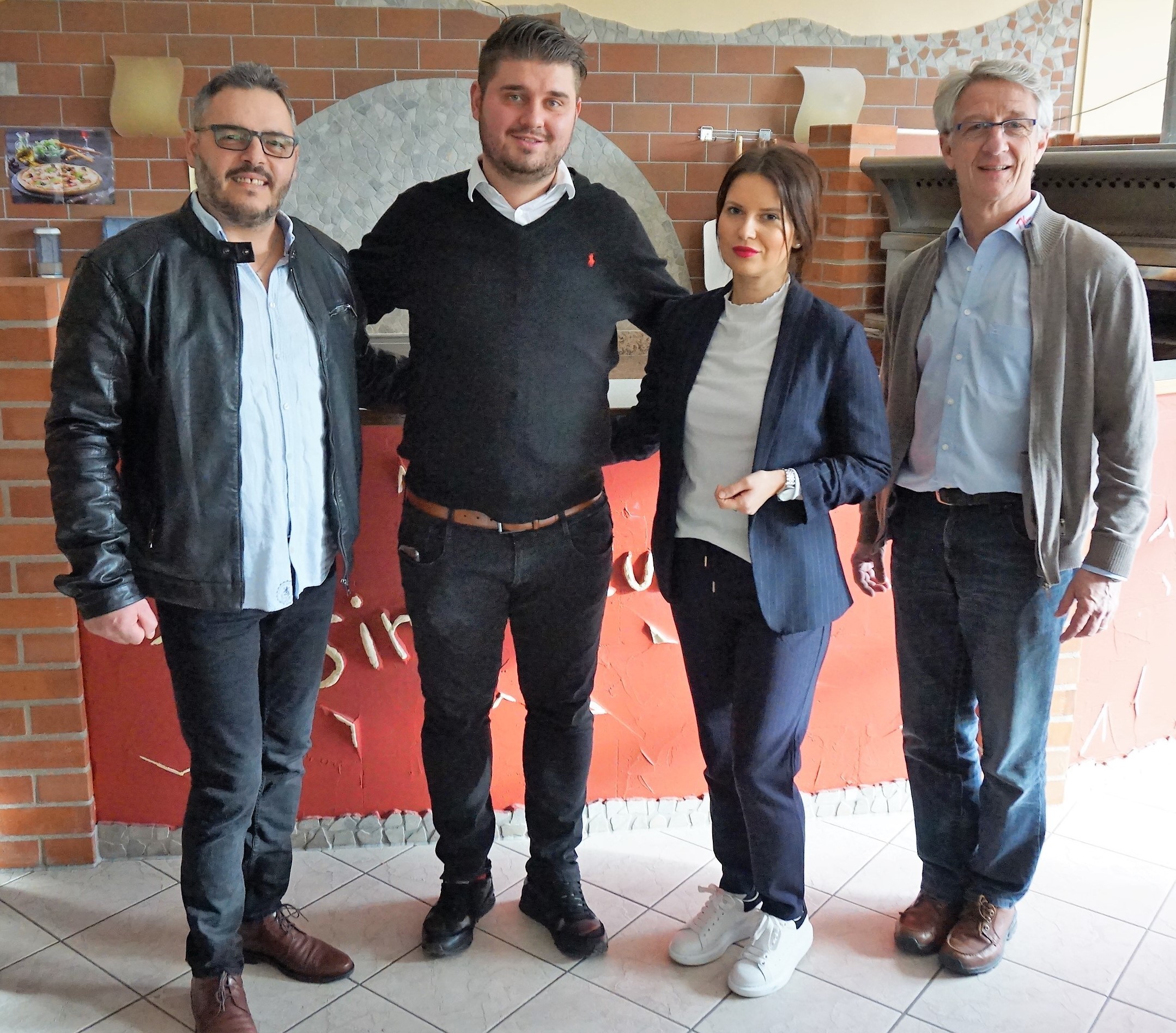 Ehemalige und neue Pächter des Restaurants Simmelturm (von links) Vito Lamola, Martin Babic mit Ehefrau Mia und der Vorsitzende des TV Bretten, Stefan Hammes.