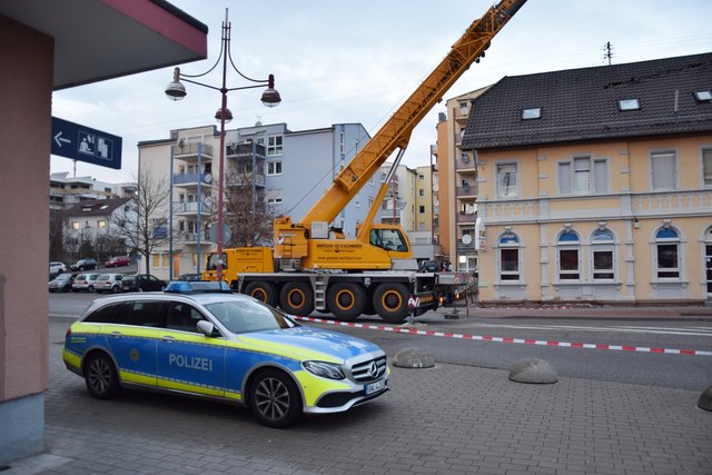 Eine Streife der Brettener Polizei sicherte die Bergungsarbeiten. Foto: ch