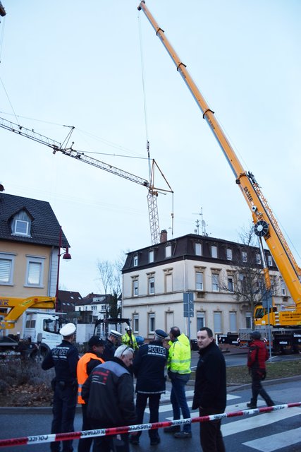 Auch der Brettener Ordnungsamtsleiter Simon Bolg (Zweiter von rechts) machte sich ein Bild von dem Unfall. Foto: ch