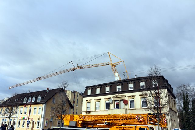 Am Montag, 11. Februar, kam es zu einem Baustellenunfall in der Bahnhofstraße in Bretten, bei dem ein Kran auf zwei Wohnhäuser gestürzt ist.