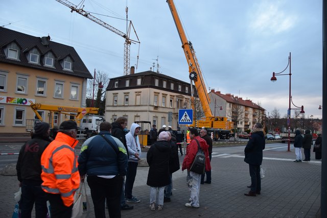 Zuschauer verfolgten vor dem Bahnhof die Bergungsarbeiten. Foto: ch