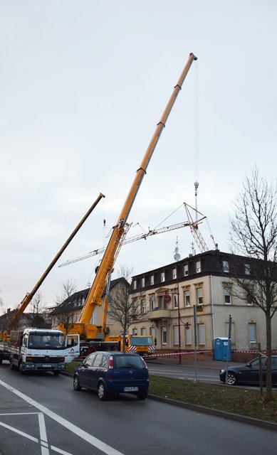 Gegen 17 Uhr hatten zwei Kranwagen den umgekippten Baukran an den Haken genommen. Foto: ch
