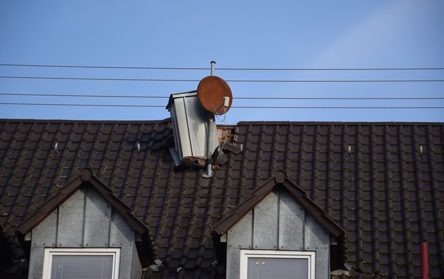 Blick aufs Dach am Morgen: Der beschädigte Kamin scheint absturzgefährdet. Foto: ch