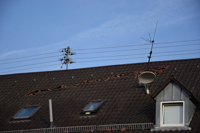 Nicht nur der Kamin: Beim Aufschlagen aufs Nachbardach hat der Kranausleger Dachziegel und Gebälk sowie eine Antennenanlage beschädigt. Foto: ch