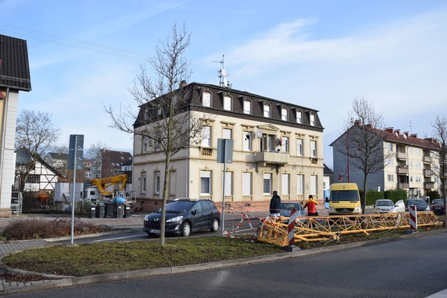 Am Dienstagmorgen: Der verunglückte Kran wurde über Nacht abgebaut. Ein Kranteil liegt auf dem Grünstreifen in der Bahnhofstraße. Foto: ch