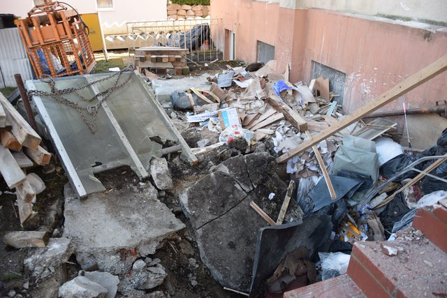 Mittwoch, 13. Februar: An dieser Stelle hinter dem Haus in der Bahnhofstraße ist der Kran in die unbekannte Klärgrube eingebrochen. Foto: ch