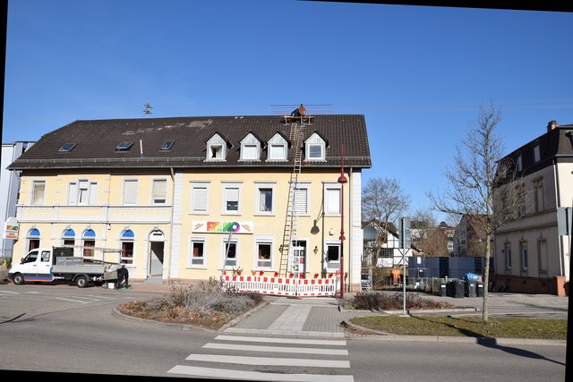 Mittwoch, 13. Februar: Die beschädigten Dachpfannen (heller Streifen) sind bereist ersetzt worden. Foto: ch