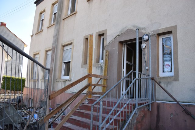 Mittwoch, 13. Februar: Die beschädigte Rückfront des Hauses, neben dem der Kran einknickte. Foto: ch