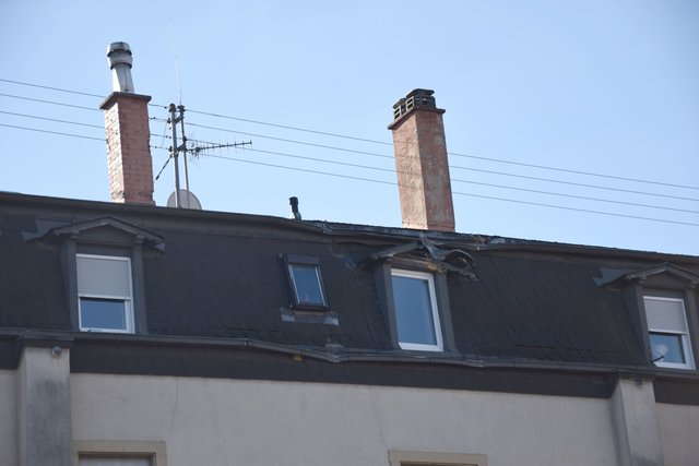 Mittwoch, 13. Februar: Auch an der straßenabgewandten Dachseite des direkt betroffenen Hauses hat der ungeknickte Kran sichtbare Schäden angerichtet. Foto: ch