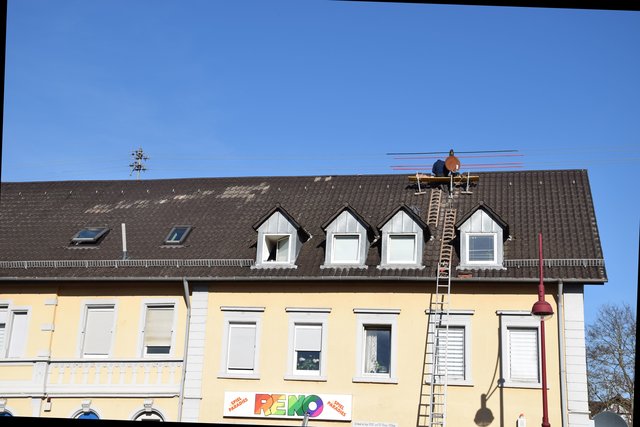 Mittwoch, 13. Februar: Ein Handwerker sitzt auf dem beschädigten Dach des Nachbarhauses, dort, wo vor dem Unfall der Kamin saß. Foto: ch