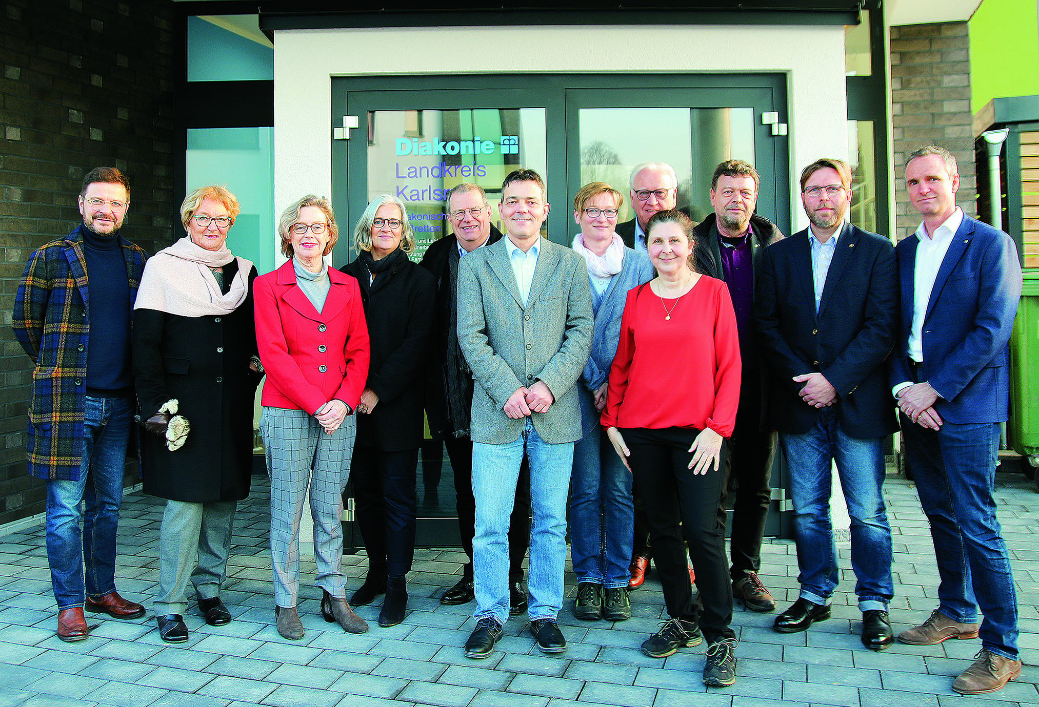 Der Lions Club Bretten-Stromberg übergab 4.000 Euro an den Tafelladen Bretten (v.l.): Thomas Lindemann, Karin Gillardon, Barbara Sellin, Michaela und Achim Schreiber, Achim Lechner, Petra Brugger, Wolfgang Melter, Eva Bajus, Jürgen Bischoff, Dr. Thomas Krieger und Volker Duscha (Foto: Diakonie)