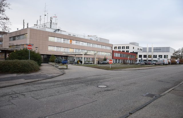 Alte und neue Klinik: Der Altbau aus den 1960er Jahren (links) soll bis Ende 2019 abgerissen werden, danach beginnt die Aufstockung des roten Laborgebäudes zum Fachärztezentrum. Foto: ch