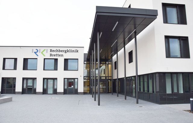 Besucher betreten die Klinik durch den von einem hohen Vordach überwölbten Haupteingang. Foto: Arcass Planungsgesellschaft