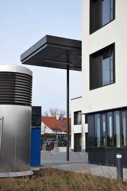 Durchblick zwischen Bettenbau (rechts) und Entlüftung (links) auf den Klinikvorplatz und die dahinter liegende Wohnbebauung. Foto: ch
