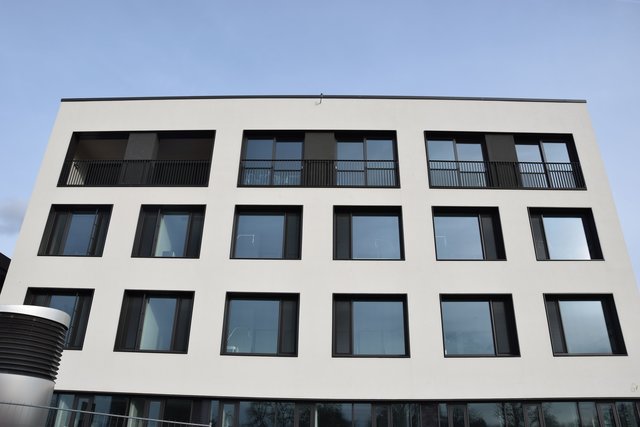 In der obersten Etage des Bettenbaus sind die Wahlleistungs- und die Palliativstation untergebracht, die über ein gemeinsames "Wohnzimmer" (oben links) verfügen. Foto: ch