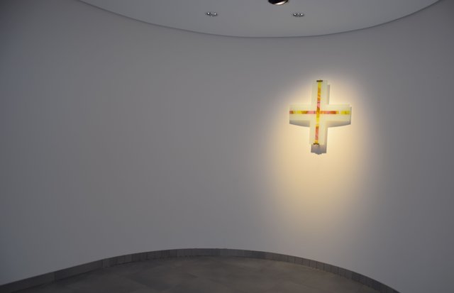 Am nördlichen Ende des Mittelgangs (Magistrale) liegt hinter einer runden Mosaikwand die kleine Klinikkapelle. Foto: ch