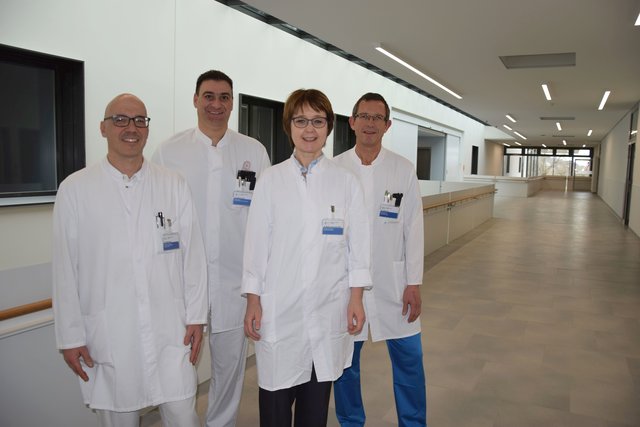 Das Ärzteteam der neuen Rechbergklinik: (von links) Dr. Volker Sauer (Ärztlicher Direktor Unfallchirurgie/Sektion Endoprotetik), Dr. Evgenios Tzifris (Sektionsleiter Unfallchirurgie und Orthopädie), Dr.Martina Varrentrapp (Ärztliche Direktorin Medizinische Klinik) und Dr. Volker Ihle (Sektionsleiter Allgemein- und Viszeralchirurgie). Foto: ch