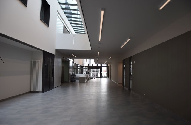 Der geräumige Gang (Magistrale) mit durchgehendem Oberlichtband verbindet den Bettenbau (links) mit dem Behandlungsbau (rechts). Foto: ch