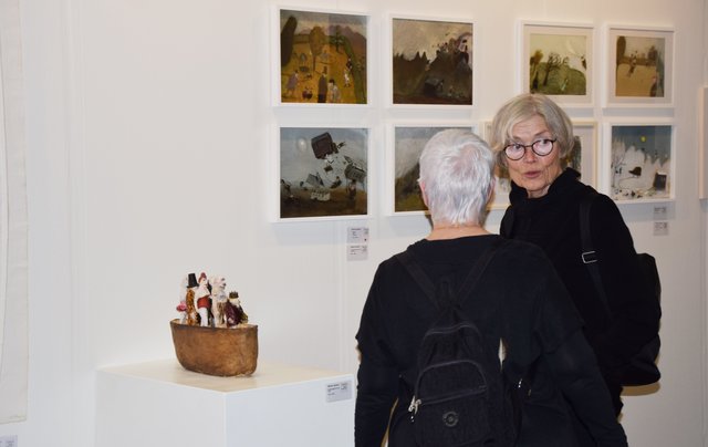 Humane Preise: Die "Narrenschiffe" und kleinformatigen, humorvollen Gemälde des Ludwigsburger Künstlers Werner Lehmann sind nach wie vor gefragt. Foto: ch