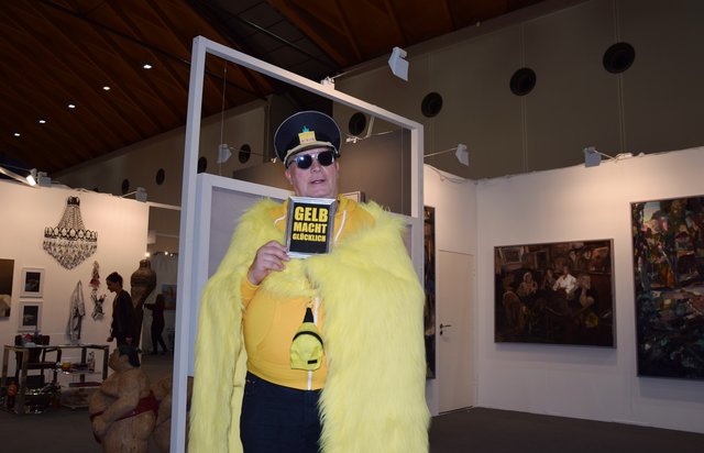 "Gelb macht glücklich": Mit dieser Botschaft ist der Berliner "Kunstkontakter" alias Konstantin Schneider auf der art KARLSRUHE unterwegs. Foto: ch