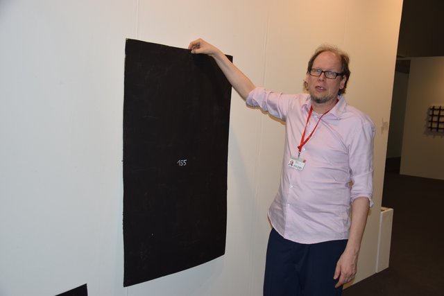 Schwarze Kunst: Der Stuttgarter Galerist Marko Schacher animiert mit seinem Black Market erfolgreich die Messebesucher, bei ihm die "Katze im Sack" zu kaufen. Foto: ch
