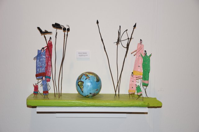 Leichtigkeit mit Tiefgang: Bertrand Tomassins Treibholz-Komposition "Les maîtres du Monde" am Stand der Straßburger Galerie Pascale Froessel . Foto: ch