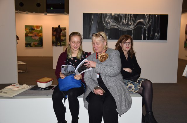 Kleine Meinungsverschiedenheit mit Happy End: Die Heidelberger Galeristin Michaela Helfrich (Mitte) schenkt der kunstbegeisterten Lilly einen Katalog mit Werken von Gerard Waskievitz. Foto: ch