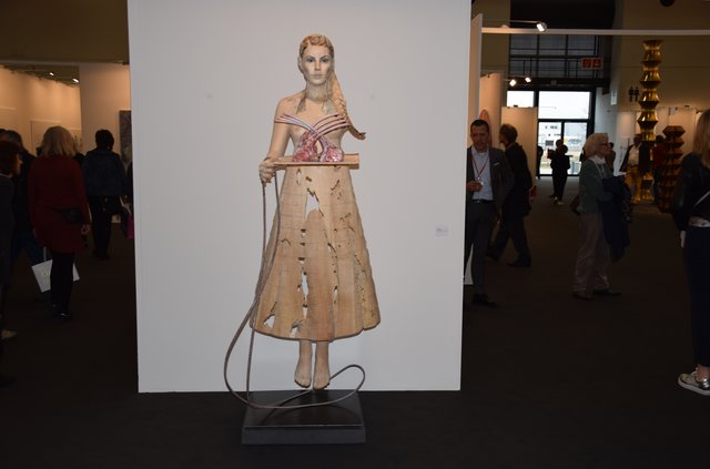 "Junge Metzgerin": Mit einer schwebenden, filigran geschnitzten Holzfigur demaskiert Marc Fromm den heiligen Schein der Konsumkultur. Gesehen am Stand der Müchner Galerie Heitsch. Foto: ch