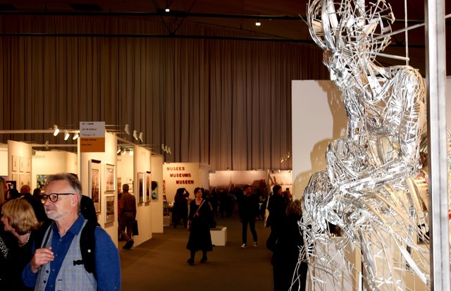 Verneigung vor einer spanischen Malerin: Jordi Diez Fernandez` "Tribute to Lita Cabellut" aus kunstvoll geformtem und verzinktem Baustahl am Stand der Villa del Arte Galleries, Barcelona und Amsterdam. Foto: ch