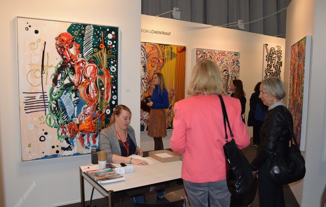 Fast alles ausverkauft: Die ornamentalen Werke des jungen Shooting Stars Leon Löwentraut erfreuen sich eines Hypes in der internationalen Sammlerszene. Foto: ch