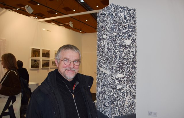 Akkurate Reisigobjekte: Der Blausteiner Künstler Norbert Klaus erläutert am Stand der Aalener Galerie Zaiß die Machart seiner Kunstwerke. Foto: ch
