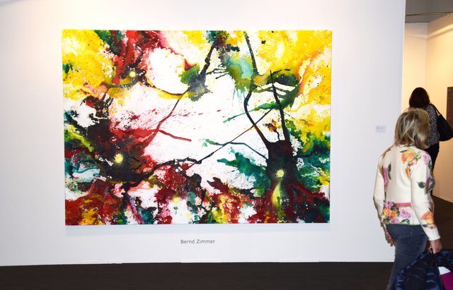"Das geheime Leben der Sterne 39": Bernd Zimmers farbmächtiges Großgemälde dient als Blickfang am Messestand der Galerie Fetzer. Foto: ch