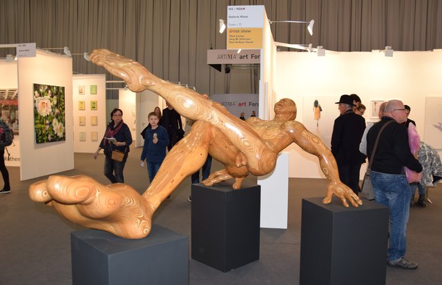 Maßarbeit in Holz: "Der Akrobat" von Jörg W. Schirmer wird am Stand der Galerie Klose viel bewundert. Foto: ch
